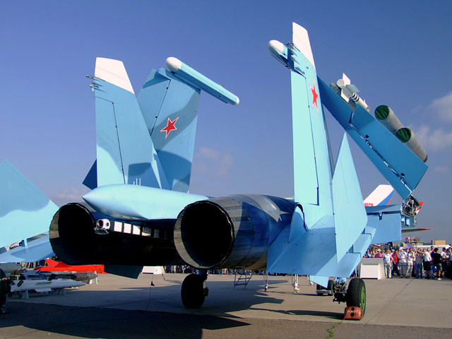 Trong đó, tiêm kích Su-33 tưởng chừng như sẽ sớm bị cho "về hưu" nhưng mới đây lại được Nga nâng cấp, cải biên để mang lại sức mạnh tiệm cận với MiG-29K. Nguồn ảnh: Commons.