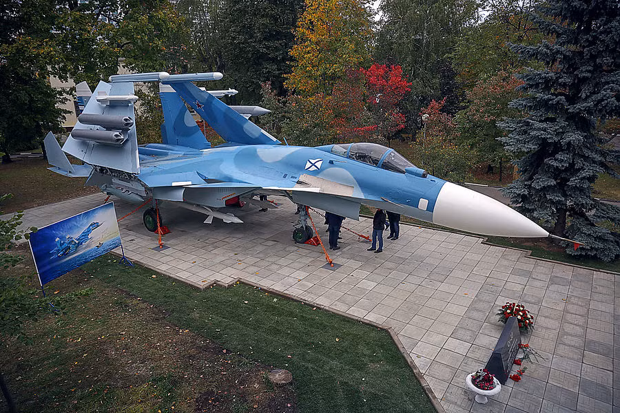 Nhiều chuyên gia còn cho rằng, có vẻ như Nga đang tiến hành cải biên Su-33 theo hướng... xuất khẩu ra nước ngoài vì trong trường hợp xấu nhất, tàu sân bay Kuznetsov của Nga sẽ bị loại biên và nước này sẽ phải tốn vài chục năm nữa mới cho ra đời được tàu sân bay tiếp theo, khi đó các cải biên của Su-33 hiện tại sẽ gần như vô nghĩa vì kiểu gì chúng cũng sẽ trở thành lỗi thời. Nguồn ảnh: Commons.