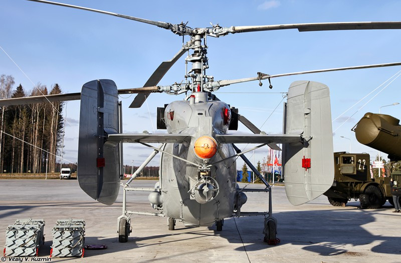 Các loại ngư lôi tương thích với Ka-28 bao gồm AT_1M, VTT-1, UMGT-1 Orlan và APR-2 Yastreb. Ngoài ra, trực thăng săn ngầm Ka-28 cũng có thể mang theo hệ thống định vị thuỷ âm, mồi như tàu ngầm ở vị trí này.Nguồn ảnh: Vitaly.