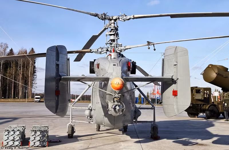 Các loại ngư lôi tương thích với Ka-28 bao gồm AT_1M, VTT-1, UMGT-1 Orlan và APR-2 Yastreb. Ngoài ra, trực thăng săn ngầm Ka-28 cũng có thể mang theo hệ thống định vị thuỷ âm, mồi như tàu ngầm ở vị trí này.Nguồn ảnh: Vitaly.