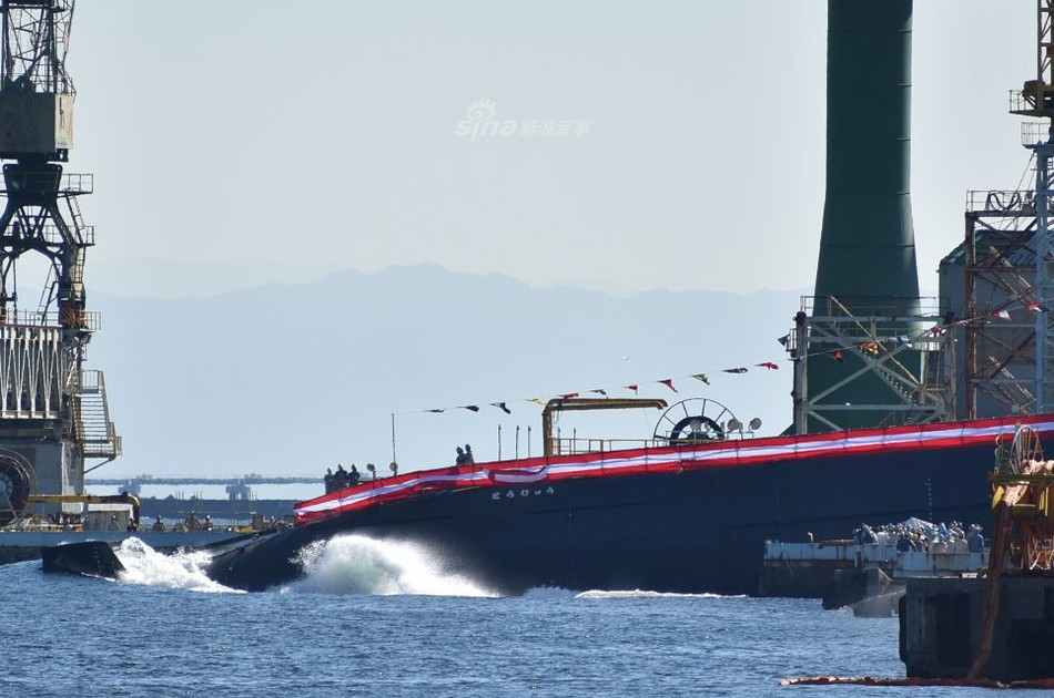 Ưu điểm của pin lithium-ion đó là cho thời gian hoạt động dưới nước lâu và tốc độ di chuyển cao hơn. Pin cũng có thời gian xạc nhanh hơn, tuổi thọ dài hơn và đơn giản hơn trong việc thiết kế hệ thống điện tử.