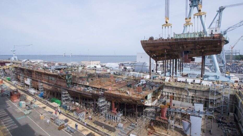 Sau khi rút kinh nghiệm từ những vấn đề phát sinh với chiếc thứ nhất, hải quân Mỹ có vẻ đã khắc phục được phần nhiều sự cố trên chiếc USS John F. Kennedy ngay từ khi tàu sân bay này còn đang nằm trong cảng đóng mới. Nguồn ảnh: Pinterest.