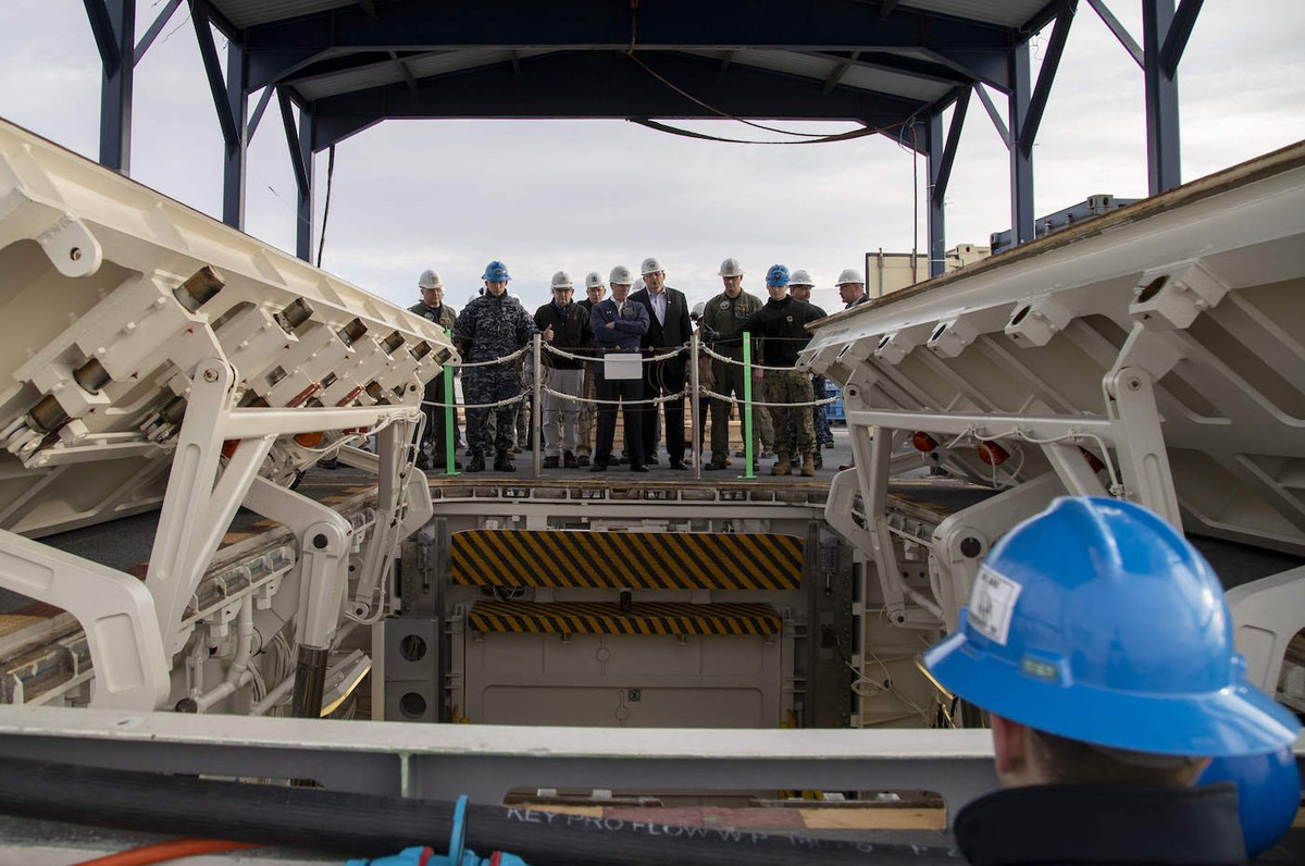 Về mặt lý thuyết, tàu có kích thước càng lớn khi đóng bằng công nghệ mô-đun sẽ có giá thành càng rẻ. Công nghệ hiện đại này còn giúp giảm độ nguy hiểm cho công nhân đóng tàu, tăng khả năng sửa chữa cho con tàu sau này. Nguồn ảnh: Pinterest.
