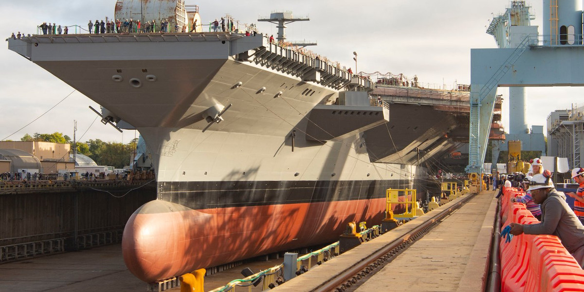 Sau khi tàu sân bay lớp Gerald R. Ford đầu tiên của Hải quân Mỹ được hạ thuỷ và phát hiện ra rất nhiều vấn đề, lỗi trong thiết kế. Gánh nặng được đặt lên tàu sân bay thứ hai thuộc lớp này - chiếc John F. Kennedy. Nguồn ảnh: Pinterest.
