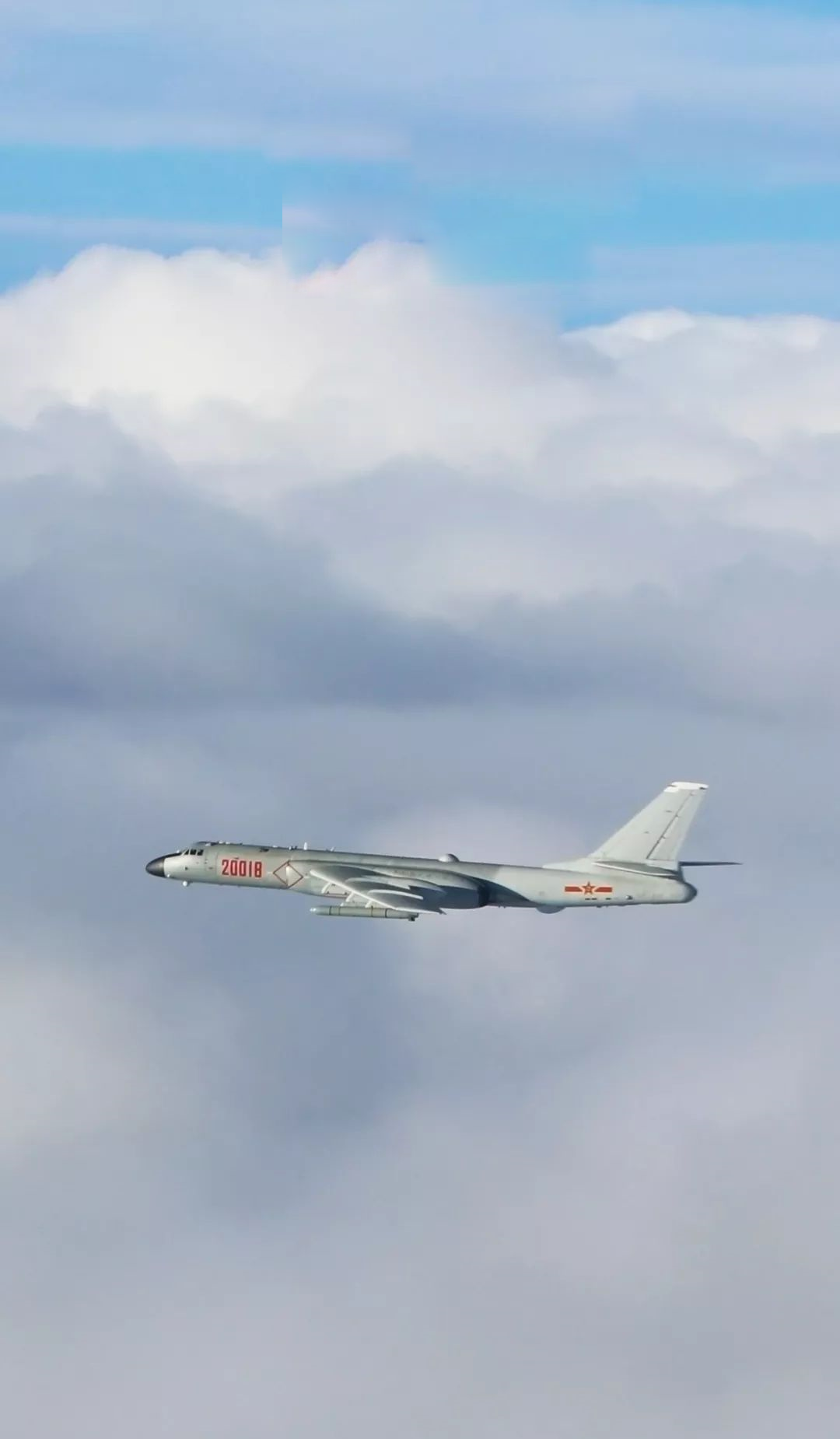 Khả năng ném bom của H-6 về cơ bản là khá "tồi" do nó có tải trọng vũ khí thấp. Tuy nhiên từ thiết kế khung gầm của H-6, Trung Quốc đã phát triển ra nhiều loại máy bay khác, trong đó bao gồm cả các phiên bản tiếp liệu trên không hoặc bệ phóng trên không. Nguồn ảnh: Sina.