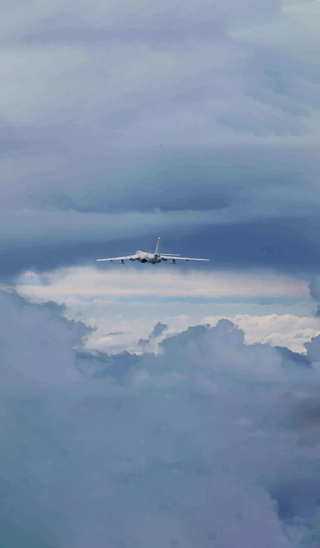 Điểm mạnh duy nhất của H-6 so với các may bay Su-30 của Nga có lẽ là chiếc máy bay ném bom này có tầm bay xa hơn, khả năng mang theo vũ khí cồng kềnh tốt hơn.