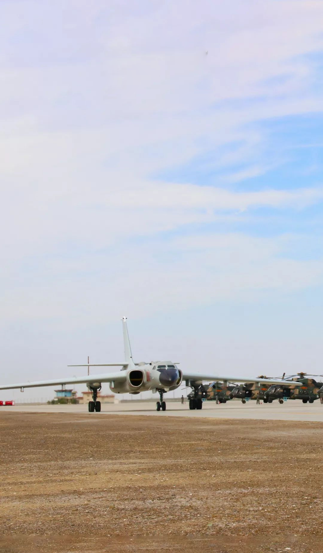 Được chế tạo dựa trên thiết kế của máy bay ném bom Tu-16 từng phục vụ trong biên chế của Quân đội Liên Xô. Máy bay ném bom H-6 của Trung Quốc từng được nước này xuất khẩu cho Iraq và Ai Cập trong quá khứ.