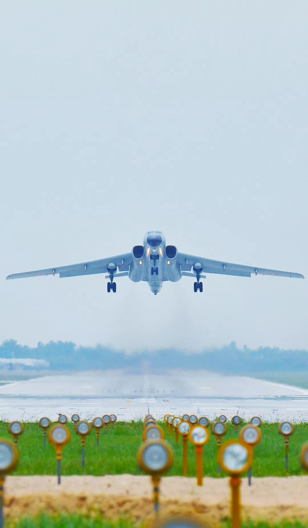 Việc chế tạo một loại máy bay tương lai nhằm thay thế cho H-6 có vẻ vẫn rất mù mờ với Trung Quốc - vậy nên ít nhất máy bay ném bom H-6 sẽ còn phục vụ Không quân Trung Quốc hàng chục năm nữa.