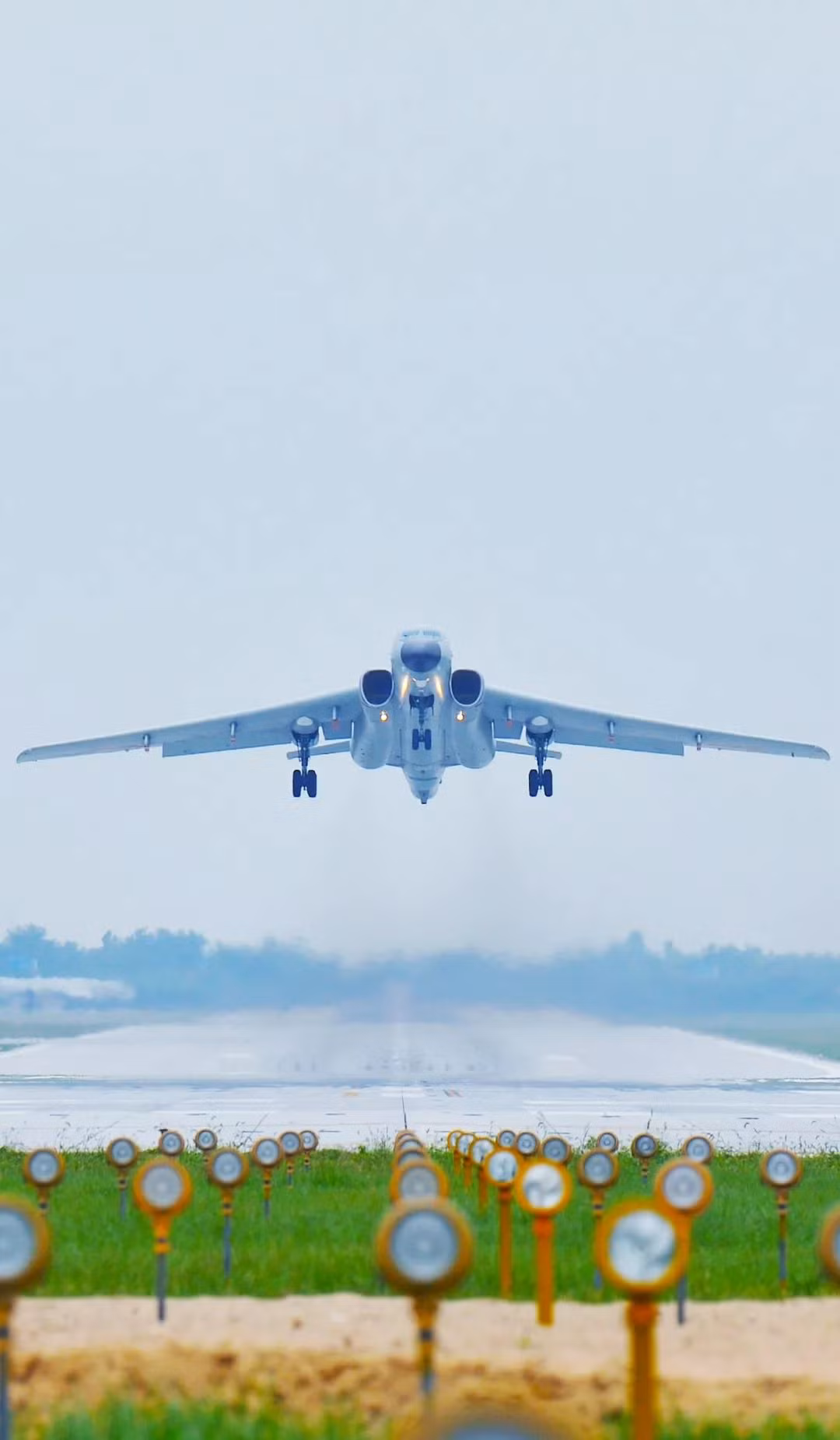 Việc chế tạo một loại máy bay tương lai nhằm thay thế cho H-6 có vẻ vẫn rất mù mờ với Trung Quốc - vậy nên ít nhất máy bay ném bom H-6 sẽ còn phục vụ Không quân Trung Quốc hàng chục năm nữa.