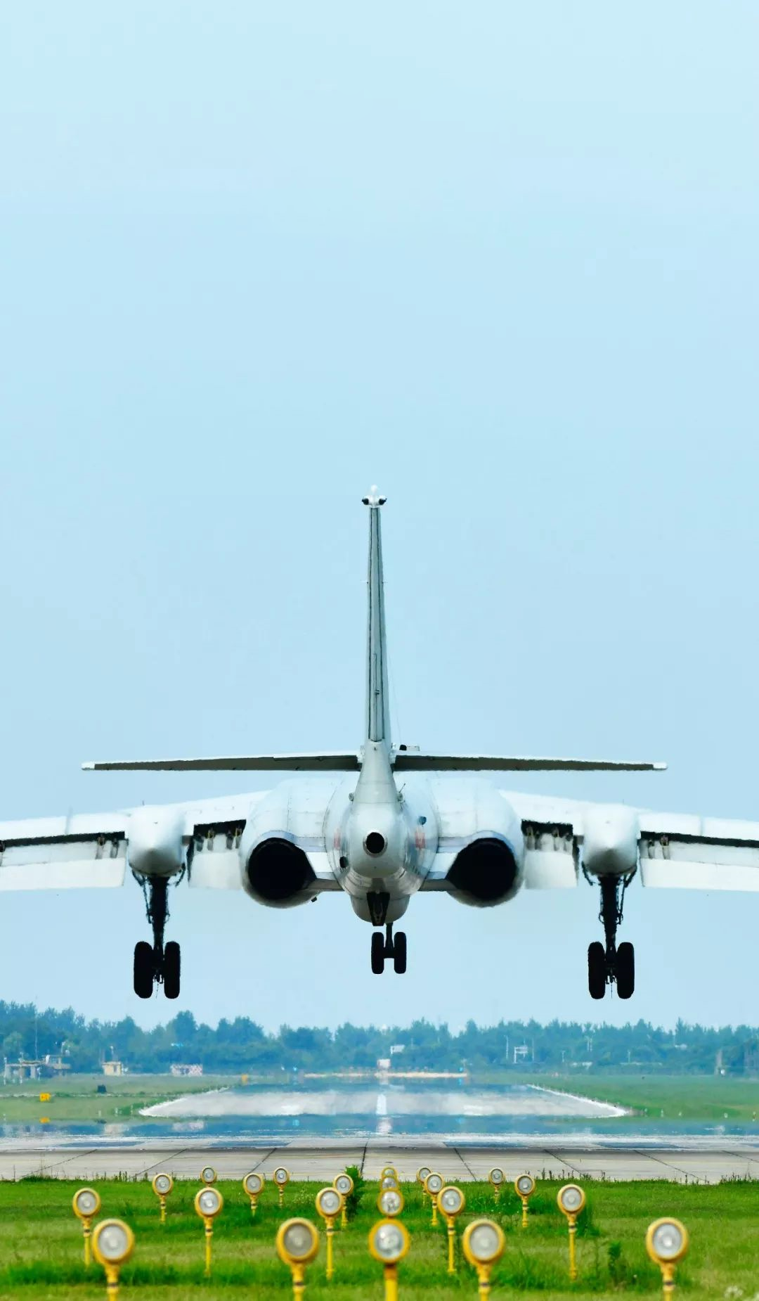 Mặc dù vậy, Trung Quốc đã dừng các dây chuyền lắp ráp và sản xuất máy bay ném bom H-6 của quốc gia này từ năm 1982, tuy nhiên tới nay các máy bay ném bom H-6 vẫn là loại máy bay ném bom lớn nhất mà Trung Quốc đang sở hữu.