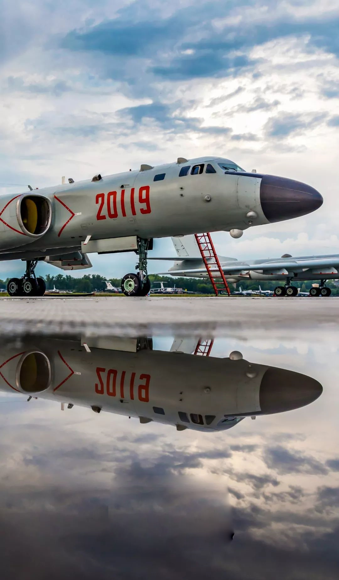 Còn lại, chủ yếu các máy bay ném bom H-6 chỉ có thể mang theo được 9 tấn bom - đây là số lượng bom chỉ bằng 1/3 so với các máy bay ném bom B-52 mà Mỹ sử dụng.