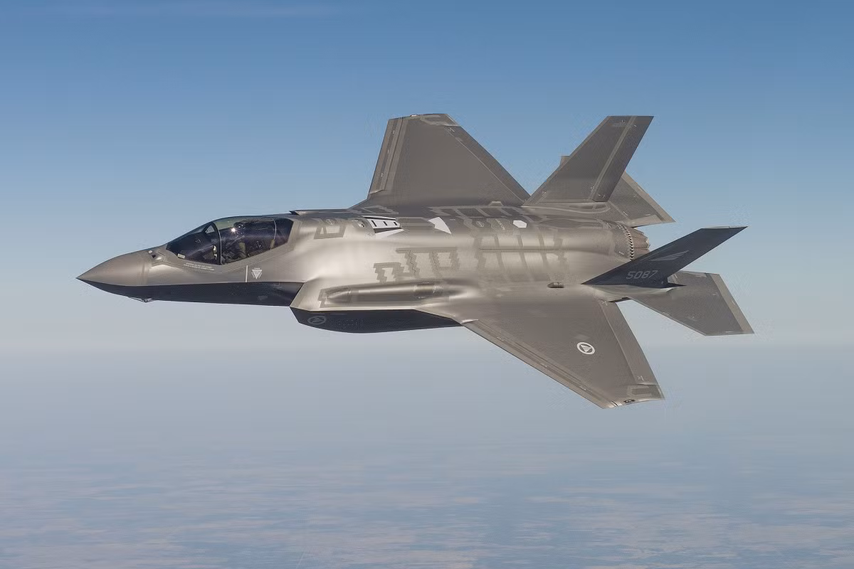 Với chiến đấu cơ F-35 - đây là một loại máy bay chiến đấu được thiết kế và ra đời trong thế kỷ 21. Khi mà ưu thế về tốc độ đã không còn là điều quá quan trọng, thay vào đó yếu tố kỹ thuật cao như khả năng tàng hình, radar tác chiến và hệ thống vũ khí vượt trội mới là thứ đáng bàn. Nguồn ảnh: Pinterest.