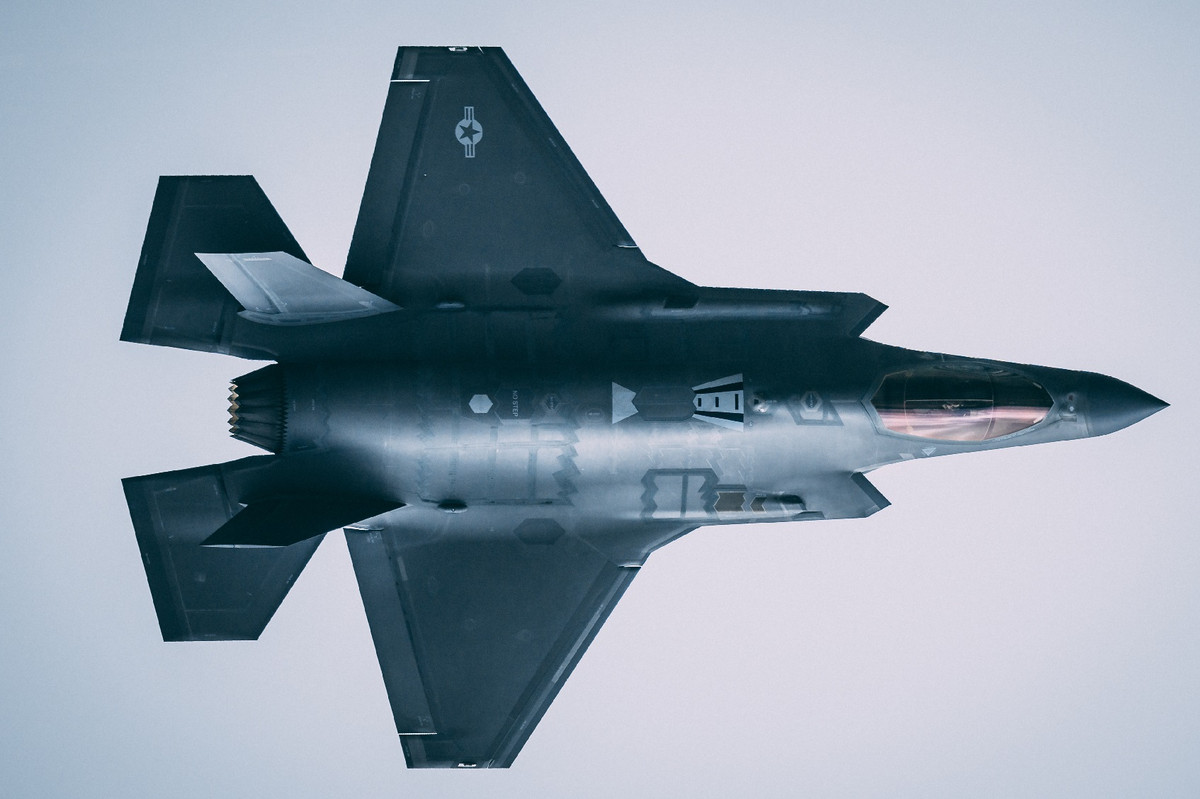 Điều này đã được thể hiện rõ vào cuối tuần vừa rồi khi một chiếc Thiên Nga Trắng Tu-160 đã cho F-35 "hít khói" khi bị chiến đấu cơ này tiếp cận trên không. Điều tương tự cũng sẽ xảy ra trong nhiều trường hợp khác khi mà một máy bay ra đời từ thập niên 70, 80 của thế kỷ trước đua với một máy bay chiến đấu ra đời sau này. Nguồn ảnh: Pinterest.