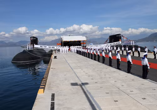 Việc được trang bị cùng lúc 6 tàu ngầm lớp Kilo cải tiến đã biến Việt Nam trở thành quốc gia có sức mạnh tàu ngầm bậc nhất khu vực Đông Nam Á, tăng cường vị thế của Hải quân Việt Nam trên biển, góp phần vào việc đảm bảo an ninh hàng hải trong khu vực - đặc biệt là trên Biển Đông. Nguồn ảnh: TTXVN.