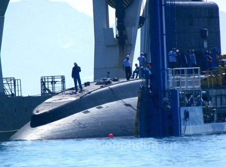 "Hà Nội" là chiếc đầu tiên được gia nhập biên chế lực lượng tàu ngầm của Hải quân Việt Nam. Tàu được đưa về nước bằng tàu Rolldock và được nhập biên ngày 31/12/2013 - 5 năm kể từ khi chúng ta ký hợp đồng. Nguồn ảnh: TTXVN.