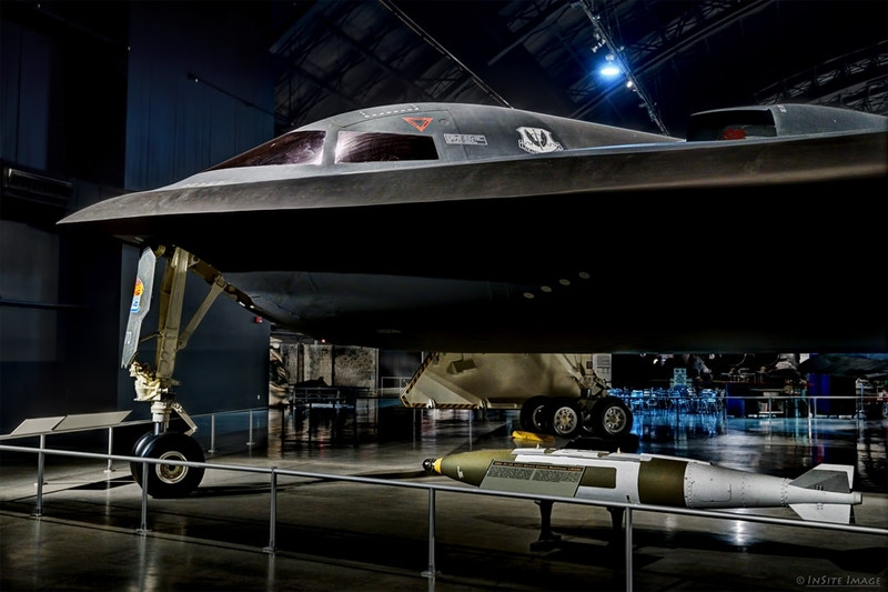 Để hoàn thành nhiệm vụ, hy vọng lớn nhất của Mỹ được đặt vào hệ thống EW nhận thức cho phép máy bay tàng hình B-2 có khả năng tồn tại gần như một vật thể sống để "đánh hơi" các hệ thống phòng không rất khó phát hiện trong tương lai và đưa ra các giải pháp để phá hủy chúng trong khi bay.