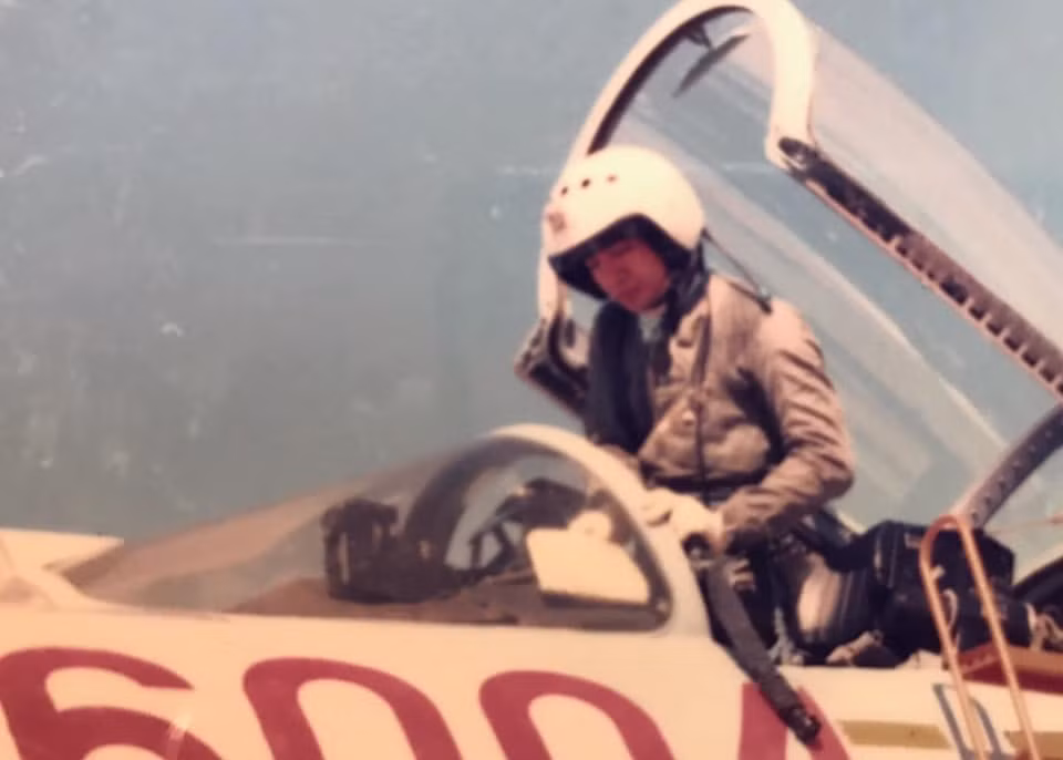 Năm 1990, Không quân Việt Nam đã ký hợp đồng mua 12 tiêm kích Su-27 từ Liên Xô. Các phiên bản được chúng ta lựa chọn là Su-27SK với số lượng 7 chiếc và còn lại là Su-27UB hai chỗ ngồi dành cho huấn luyện chiến đấu. Ảnh: Người phi công trong ảnh là Thượng tướng Võ Văn Tuấn khi ông còn trẻ xuất hiện bên cạnh chiếc Su-27.