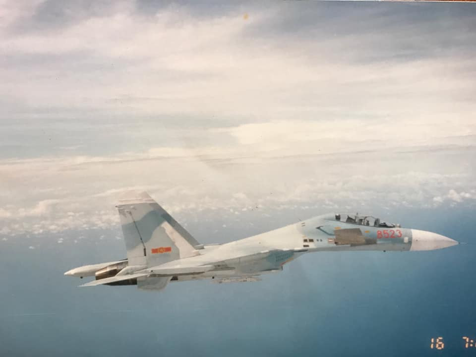 Việc được trang bị những chiến đấu cơ Su-27 cho lực lượng Không quân Việt Nam thời điểm này là điều vô cùng quan trọng vì các chiến đấu cơ của chúng ta khi đó đã rất cũ, các máy bay chiến lợi phẩm từ kháng chiến chống Mỹ cũng đã không còn sử dụng được vì hết niên hạn. Nguồn ảnh: TL.