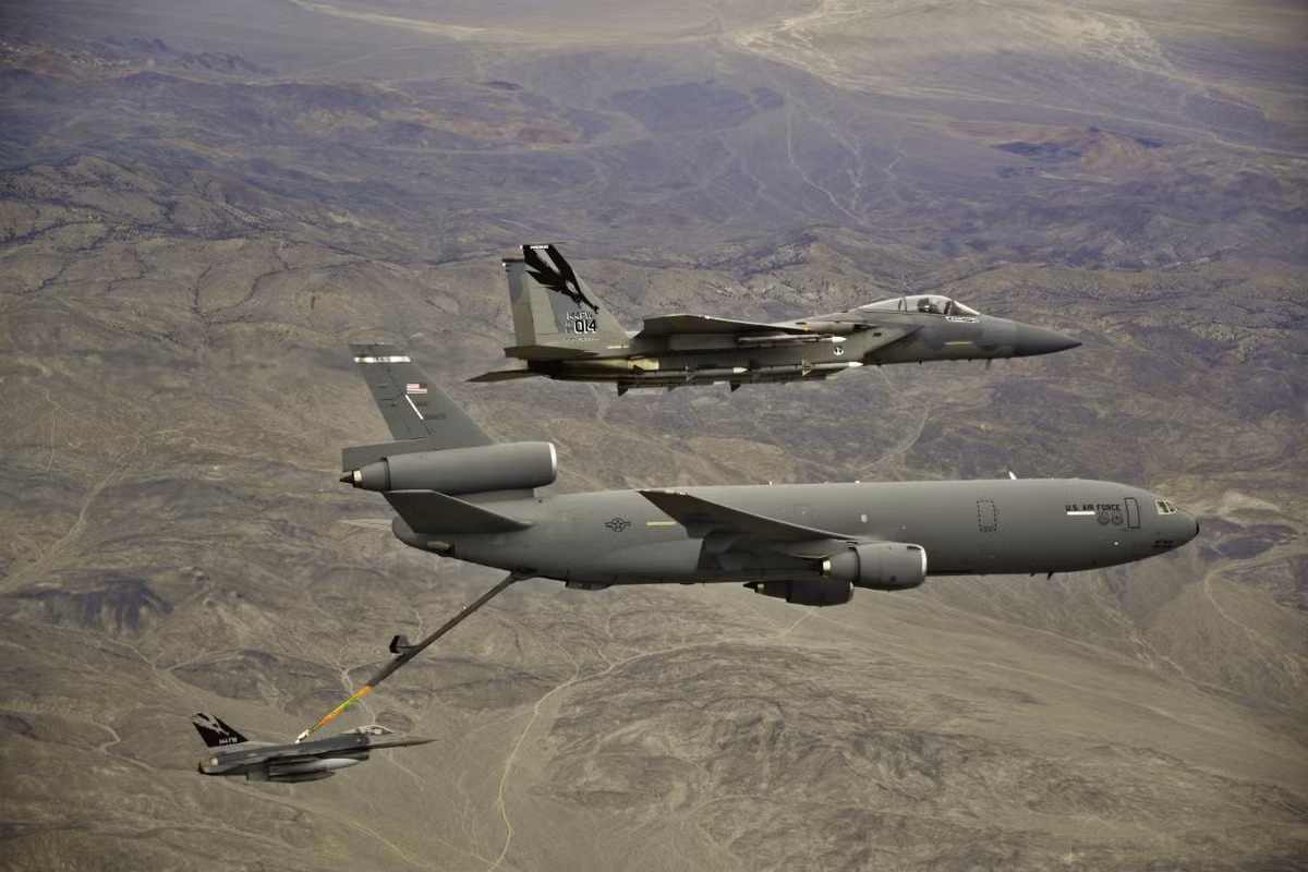 Trong suốt thời gian phục vụ của mình, các máy bay tiếp liệu KC-10 đã chứng tỏ khả năng thực hiện nhiệm vụ cực kỳ hoàn hảo của mình, tăng tầm bay, tầm chiến đấu của nhiều loại máy bay và là một "địa chỉ di động đáng tin cậy" cho mọi phi công Mỹ. Nguồn ảnh: BI.