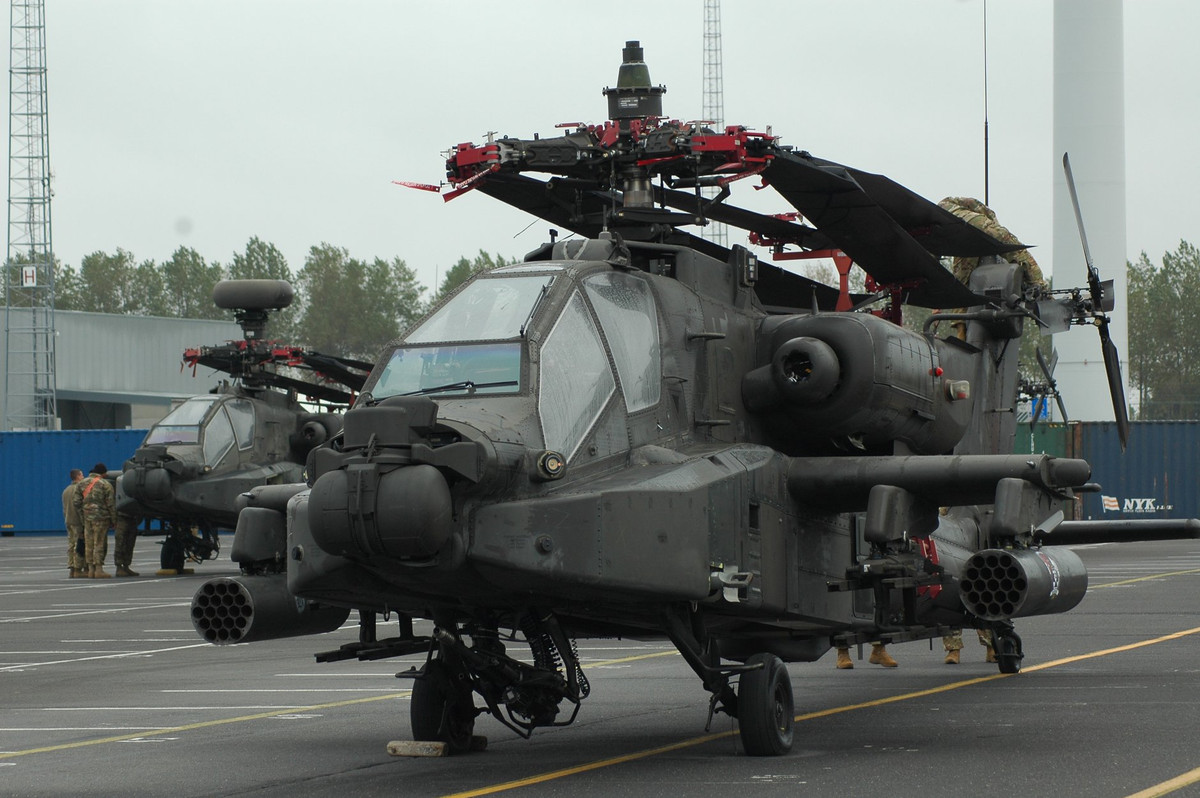 Trực thăng chiến đấu AH-64 được trang bị sẵn hệ thống hai ống phóng pháo phản lực phóng loạt cùng giá gắn tên lửa không đối đất. Nguồn ảnh: Defenceblog.