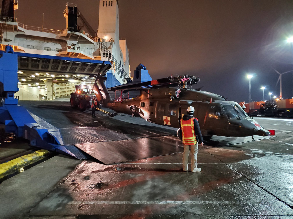 Quá trình vận chuyển kéo dài nhiều giờ đồng hồ, tốn hai tàu vận tải cỡ lớn cùng với hai đoàn tàu hoả để đưa được dàn trực thăng gần trăm chiếc này về căn cứ quân sự của Mỹ ở Hy Lạp. Nguồn ảnh: Defenceblog.