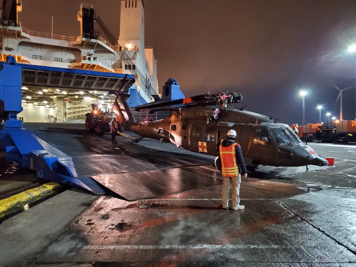 Quá trình vận chuyển kéo dài nhiều giờ đồng hồ, tốn hai tàu vận tải cỡ lớn cùng với hai đoàn tàu hoả để đưa được dàn trực thăng gần trăm chiếc này về căn cứ quân sự của Mỹ ở Hy Lạp. Nguồn ảnh: Defenceblog.