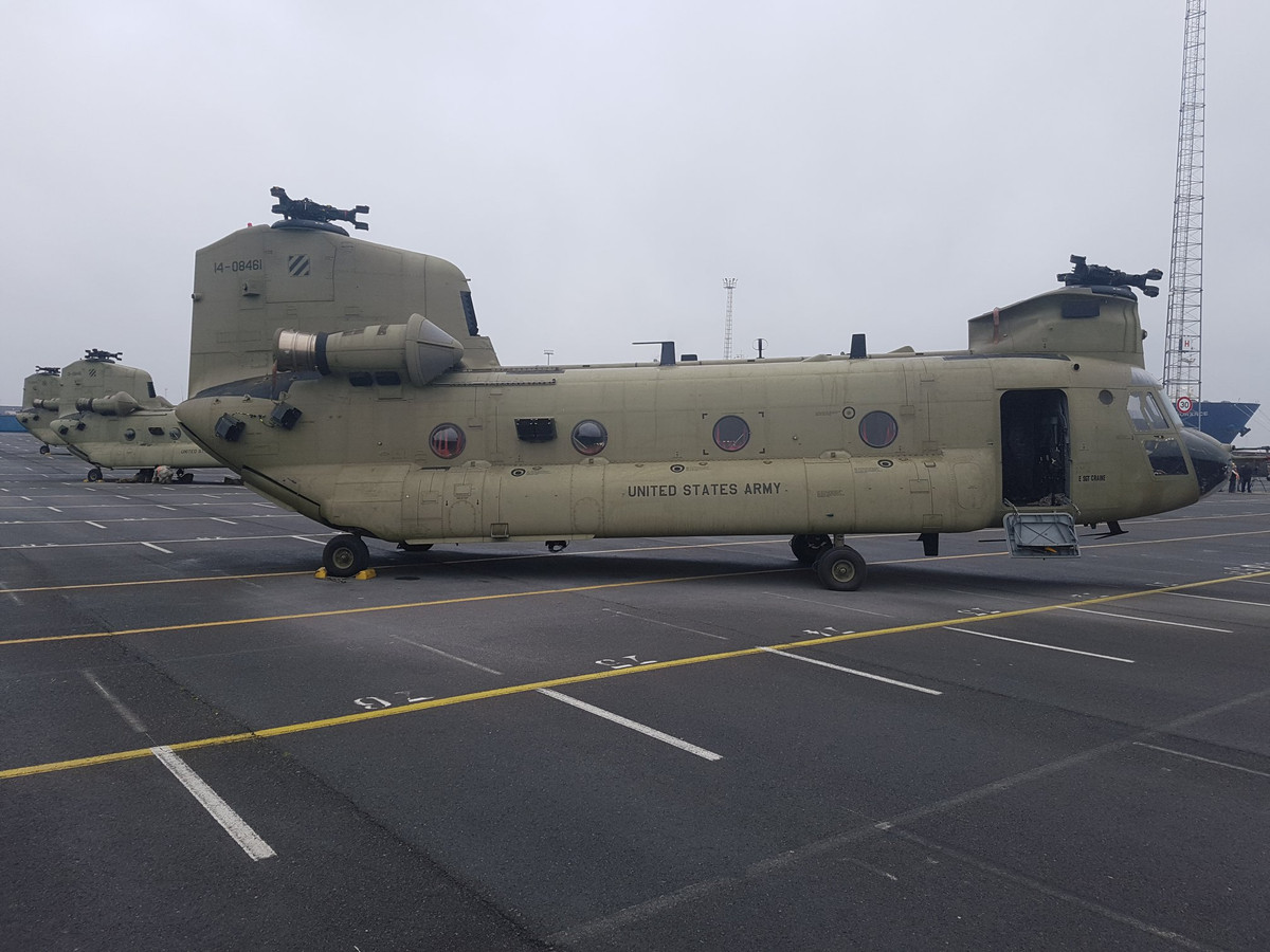 Trực thăng vận tải hạng nặng CH-47 lại được tháo tung phần lá cánh quạt. Những lá cánh quạt này được đặt luôn bên trong trực thăng CH-47 để thuận tiện cho việc lắp ráp lại sau này. Nguồn ảnh: Defenceblog.