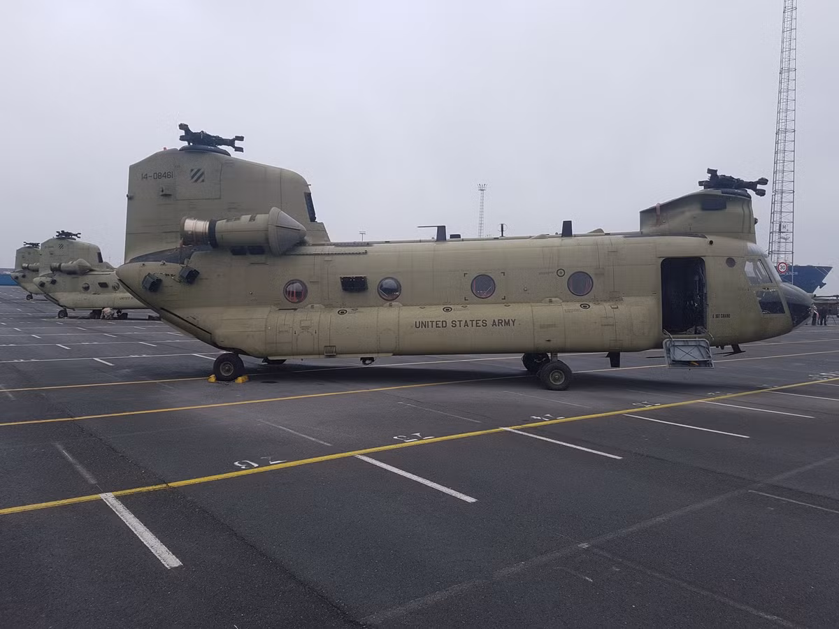 Trực thăng vận tải hạng nặng CH-47 lại được tháo tung phần lá cánh quạt. Những lá cánh quạt này được đặt luôn bên trong trực thăng CH-47 để thuận tiện cho việc lắp ráp lại sau này. Nguồn ảnh: Defenceblog.