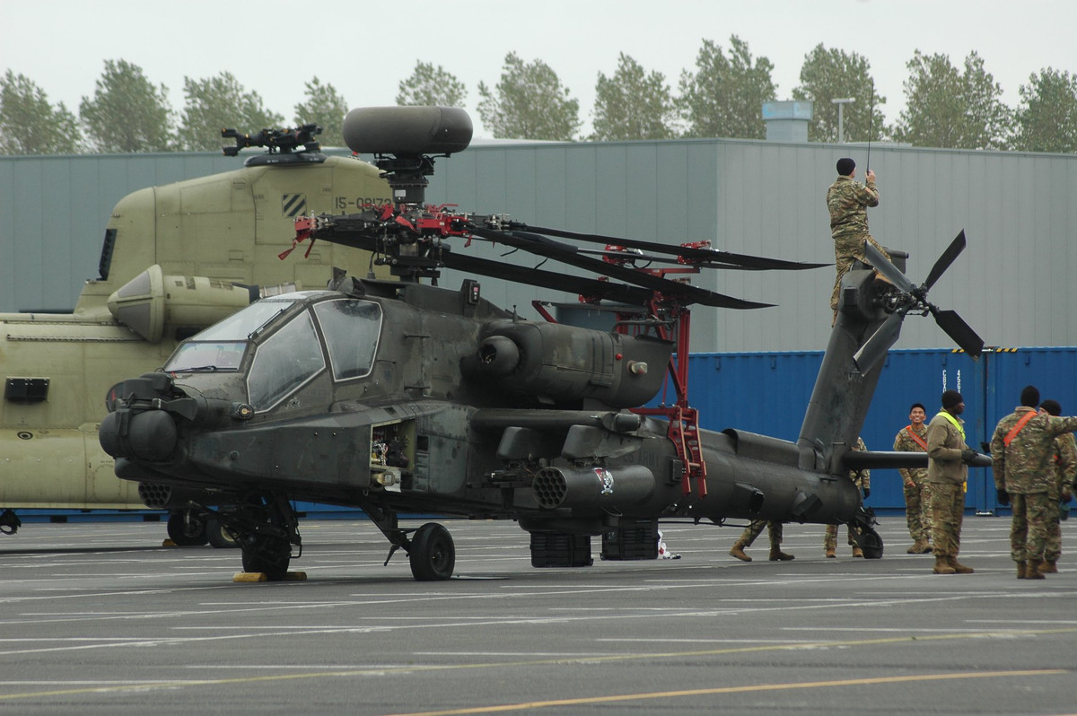 Có vẻ như phiên bản hiện đại bậc nhất của trực thăng AH-64 hiện nay là bẩn AH-64E với hệ thống radar đặt trên nóc trục cánh quạt cũng xuất hiện trong đợt chuyển quân này. Nguồn ảnh: Defenceblog.