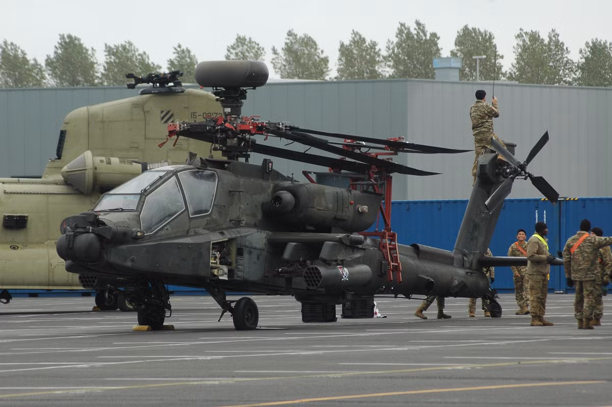 Có vẻ như phiên bản hiện đại bậc nhất của trực thăng AH-64 hiện nay là bẩn AH-64E với hệ thống radar đặt trên nóc trục cánh quạt cũng xuất hiện trong đợt chuyển quân này. Nguồn ảnh: Defenceblog.