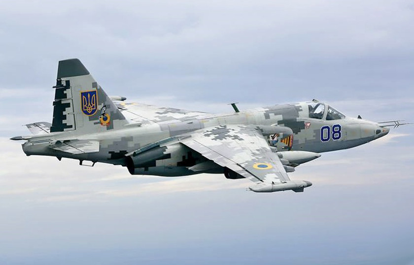 Cuối cùng là cường kích cơ Su-25 Grach. Đây cũng là một loại máy bay do Liên Xô thiết kế, Nga sử dụng trên tàu sân bay. Ngoài ra, Su-25 cũng là loại cường kích cơ "đúng nghĩa" duy nhất trên thế giới hoạt động trên tàu sân bay. Nguồn ảnh: Pinterest.