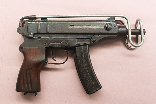 Súng tiểu liên với số đăng ký BTĐC: 763-K3-163 của Đại tá, Anh hùng Lực lượng vũ trang Lê Bá Ước, nguyên Đoàn trưởng kiêm Chính ủy Đoàn 10 Đặc công rừng Sác được Thượng tướng Trần Văn Trà, Tư lệnh Quân Giải phóng miền Nam tặng trong dịp ông về dự nghị chiến dịch tổng hợp tại căn cứ cách mạng của Trung ương cục miền Nam và nhận nhiệm vụ trở về làm Đoàn trưởng kiêm Chính ủy Đoàn 10 Rừng Sác lần 2 năm 1971. Khẩu tiểu liên huyền thoại của người lính đặc công rừng Sác huyền thoại chính là khẩu Skorpion (Bọ Cạp) vz.61 do Tiệp Khắc sản xuất. Khẩu súng tiểu liên này còn có tên tiếng Việt là K61. Nguồn ảnh: Btlsqsvn.