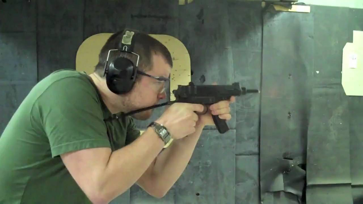 Đổi lại, vì có kết cấu quá nhỏ và nòng ngắn, Vz.61 chỉ có tầm bắn hiệu quả tối đa 150 mét, thông thướng sát thương tốt ở tầm dưới 50 mét và chỉ được trang bị hộp tiếp đạn 20 viên - đảm bảo đặc tính nhỏ gọn của mình. Nguồn ảnh: Guns.