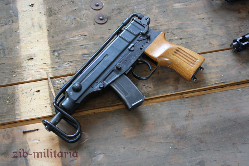 Đặc biệt, sức mạnh của tiểu liên Skorpion đến từ tốc độ bắn cực nhanh của nó, tối đa lên tới 850 viên mỗi phút, cho phép người lính dội một lượng hoả lực dày đặc về phía địch trước khi rút lui. Nguồn ảnh: Militaria.