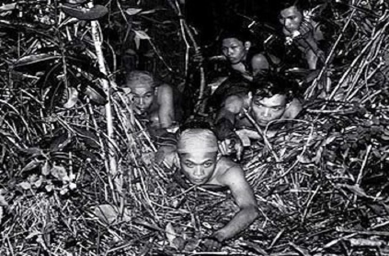 Dù vốn dĩ đã rất nhỏ gọn, tiểu liên Vz.61 thậm chí còn có thể... gập được báng. Khẩu súng này khi gập báng chỉ còn dài 270mm - nghĩa là có thể giấu ở bất cứ đâu hoặc dắt trên người một cách dễ dàng. Nguồn ảnh: TL.