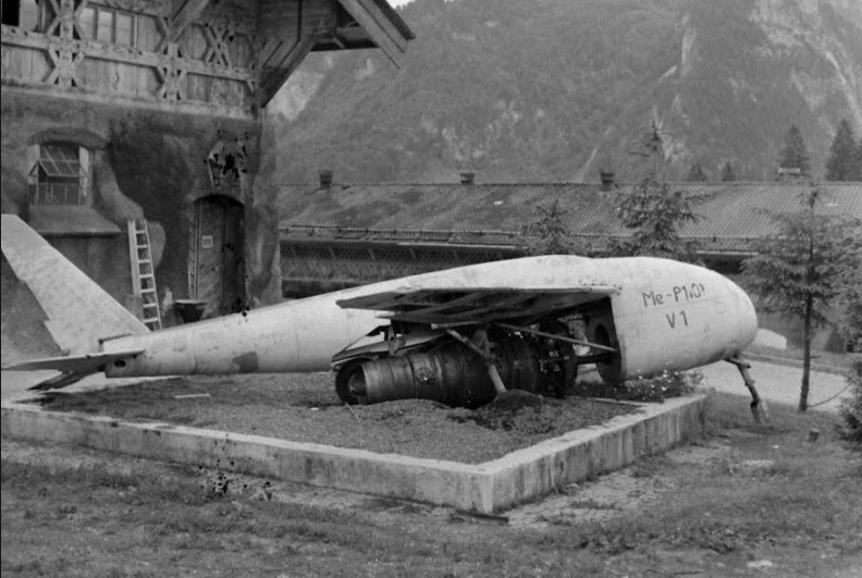 Cụ thể, Messerschmitt P.1101 có thể đổi góc cánh lệch 35, 40 hoặc 45 độ trước khi cất cánh. Việc đổi góc này sẽ giúp P.1101 thực hiện được nhiều nhiệm vụ hơn, từ các phi vụ tiêm kích ở tốc độ cao cho tới các phi vụ mang vũ khí nặng để yểm trợ mặt đất. Nguồn ảnh: Pinterest.