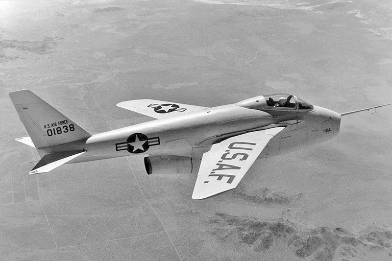 Tháng 5/1945 - chỉ ít ngày trước khi nước Đức đầu hàng, Mỹ đã tiếp cận và thu giữ được nguyên mẫu duy nhất của chiếc Messerschmitt P.1101. Tuy nhiên toàn bộ bản vẽ thiết kế, giấy tờ liên quan tới chiếc P.1101 lại rơi vào tay quân đội Pháp trước đó. Nguồn ảnh: Pinterest.