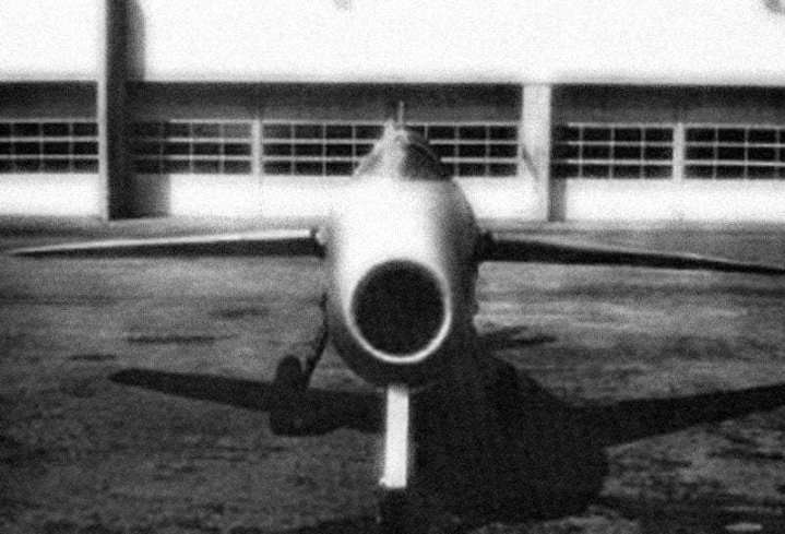 Thiết kế cực kỳ sáng tạo của Messerschmitt P.1101 nhằm đáp ứng việc không có đủ nhiều loại máy bay cũng như số lượng đủ lớn để có thể đối đầu với Không quân Đồng minh. Có thể nói, đây là kiểu thiết kế "cái khó ló cái khôn" của người Đức vào thời điểm này nhưng đáng tiếc kết quả không khả quan như mong đợi. Nguồn ảnh: Pinterest.