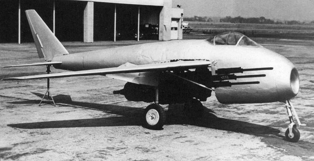 P.1101 có kiểu dáng đơn giản, dễ chế tạo, sử dụng động cơ phản lực có sẵn do Heinkel sản xuất. Không quân Đức cho rằng, việc sản xuất được vài trăm chiếc Messerschmitt P.1101 sẽ giúp họ có lại được ưu thế trên không - vốn đang bị Mỹ và Liên Xô lấn át hoàn toàn. Nguồn ảnh: Pinterest.