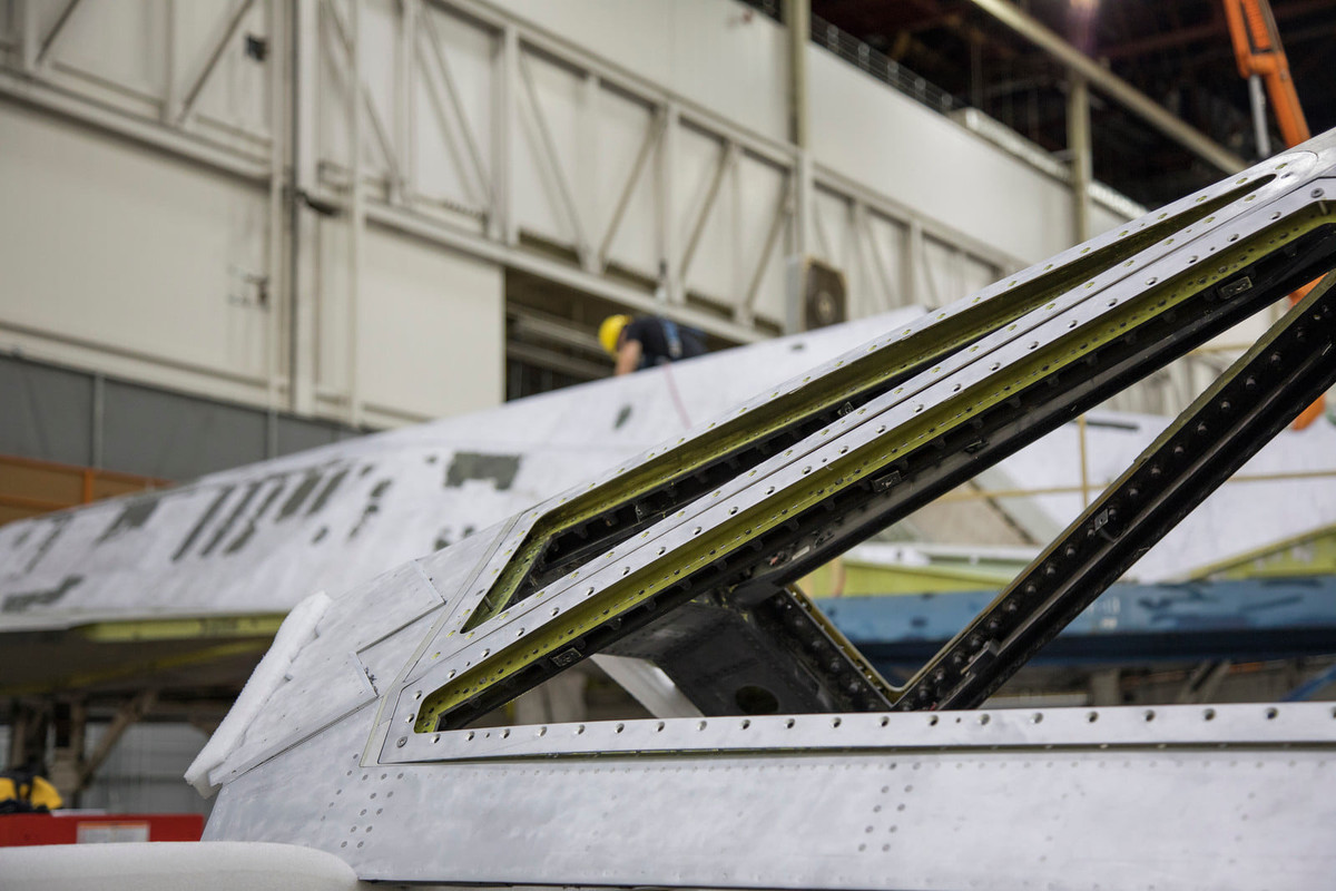 Lớp vỏ của chiếc máy bay ném bom tàng hình đầu tiên trên thế giới này được làm bằng vật liệu đặc biệt và sau hàng chục năm trong kho chứa, lớp vỏ này vẫn chưa hề bị hỏng hóc, rỉ sét. Nguồn ảnh: Scramble.