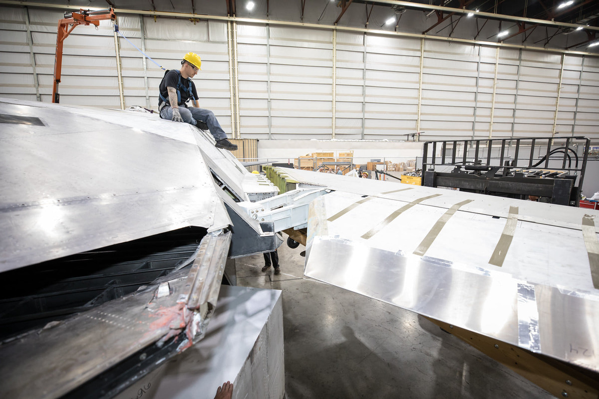 Phần cánh được khớp nối với thân sau đó các đường dây điện, cảm biến được bố trí lại bên trong máy bay theo đúng bản vẽ thiết kế ban đầu. Nguồn ảnh: Scramble.