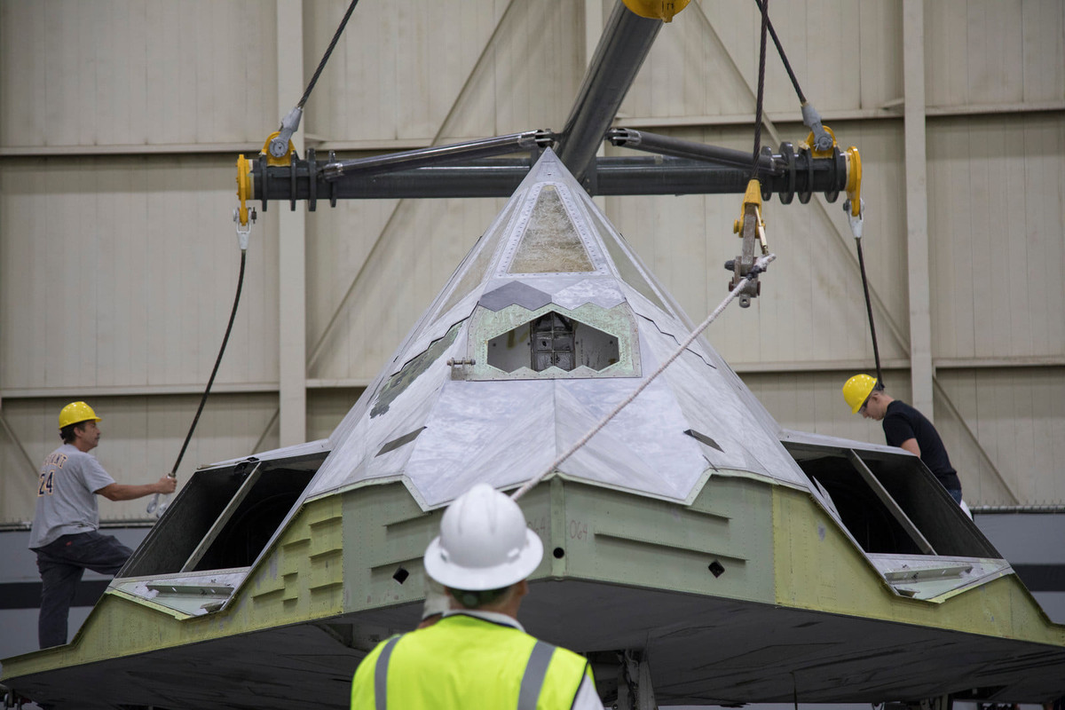 Với những kỹ sư trẻ tuổi của Lockheed Martin, đây có thể là lần đầu tiên họ nhìn thấy siêu phẩm F-117 Nighthawk ngoài đời thật vì nó đã bị cho về hưu từ 11 năm trước. Nguồn ảnh: Scramble.