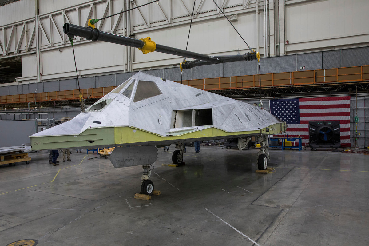 Tại đây, các kỹ sư của Lockheed Martin bắt đầu công việc lắp ráp lại chiếc máy bay này một cách nhanh chóng. Nguồn ảnh: Scramble.