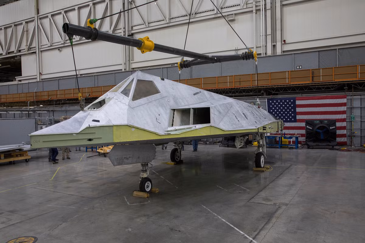 Tại đây, các kỹ sư của Lockheed Martin bắt đầu công việc lắp ráp lại chiếc máy bay này một cách nhanh chóng. Nguồn ảnh: Scramble.