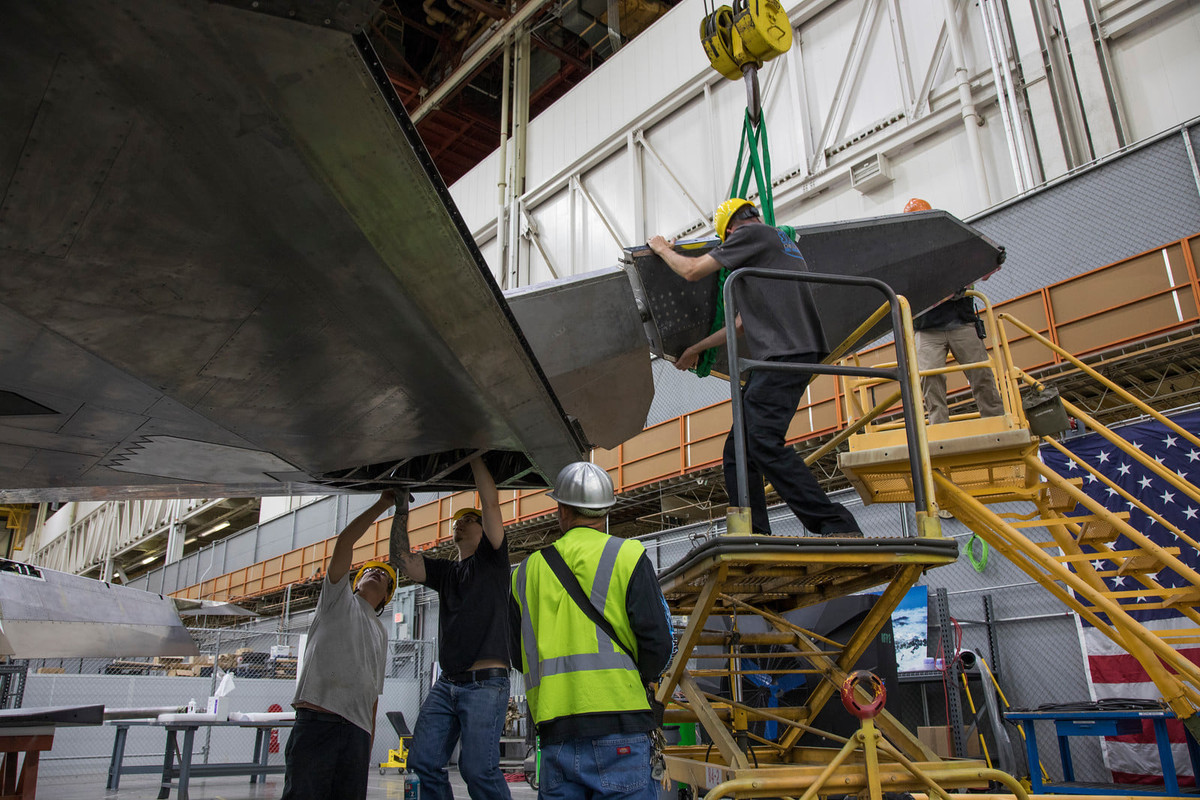 Tiếp đó là phần cánh đuôi được lắp vào máy bay. Nguồn ảnh: Scramble.