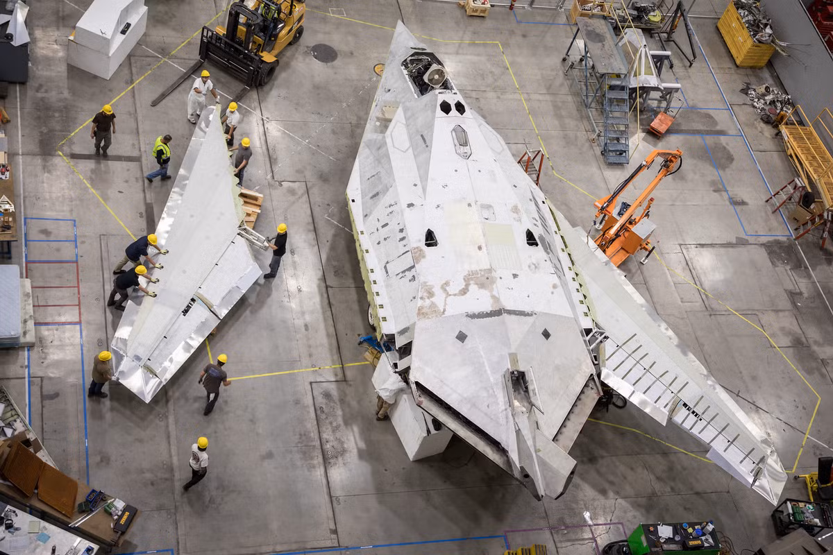 Quá trình lắp ráp diễn ra rất nhanh chóng. Mặc dù có thiết kế tàng hình nhưng cấu tạo của F-117 Nighthawk vẫn là cánh rời như các kiểu máy bay cũ. Nguồn ảnh: Scramble.
