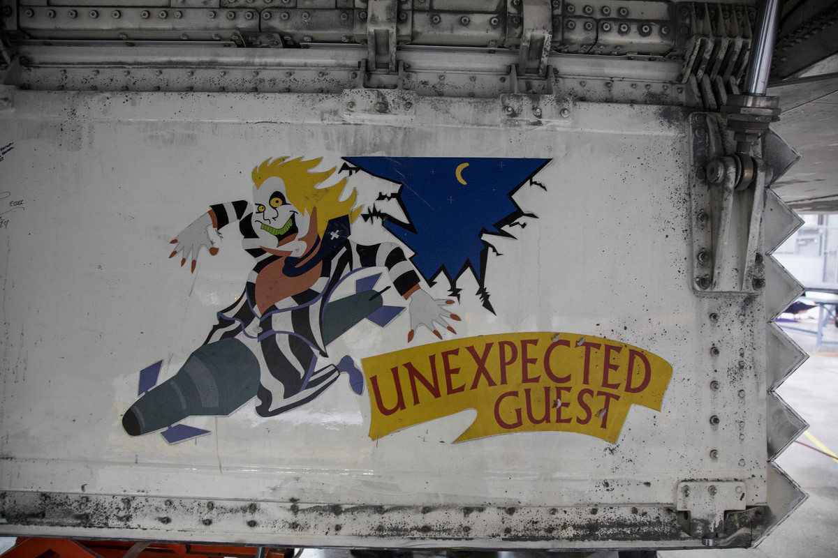 Những hình vẽ trên máy bay F-117 Nighthawk đã tồn tại hàng chục năm trong nhà kho tối tăm nay lại được đưa ra ánh sáng thêm một lần nữa. Nguồn ảnh: Scramble.