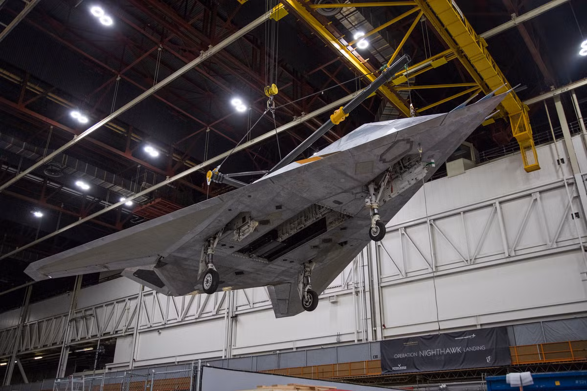 Sau khi lắp xong phần thân, quá trình thử nghiệm sơ qua sẽ được diễn ra để xác định xem các khớp nối của chiếc F-117 Nighthawk có chắc chắn hay không. Nguồn ảnh: Scramble.