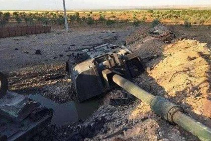 Một hình ảnh vừa lan truyền trên mạng xã hội Twitter với dòng bình luận cho biết một khẩu pháo tự hành của Thổ Nhĩ Kỳ đã bị tên lửa chống tăng Nga bắn hạ ở cự ly rất gần. Nguồn ảnh: Twitter.