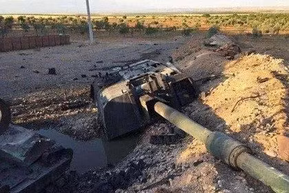 Một hình ảnh vừa lan truyền trên mạng xã hội Twitter với dòng bình luận cho biết một khẩu pháo tự hành của Thổ Nhĩ Kỳ đã bị tên lửa chống tăng Nga bắn hạ ở cự ly rất gần. Nguồn ảnh: Twitter.